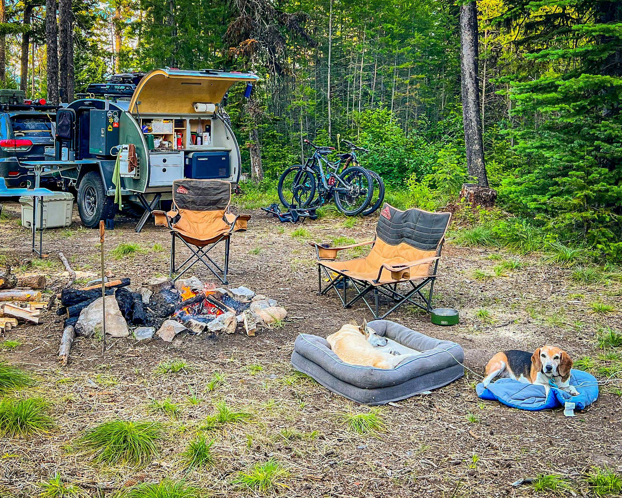 A picture of an Original TOPO, an offroad trailer set up at camp.
